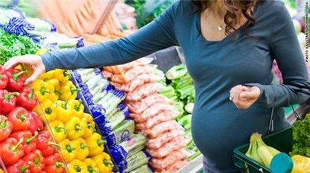 Cách ăn hoa quả ‘sai bét’ của mẹ bầu 1