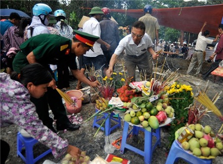 Nước mắt trong lễ cầu siêu tại hiện trường máy bay rơi