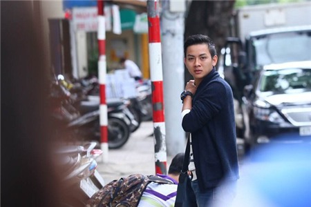 Hoài Lâm vô tư bung vali lấy đồ giữa phố Sài Gòn