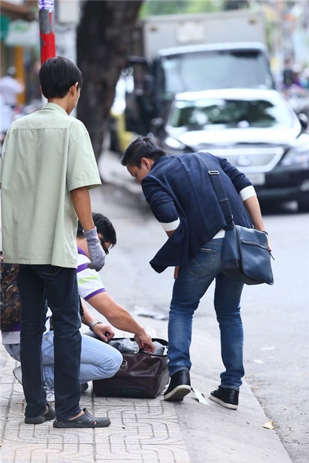 Hoài Lâm vô tư bung vali lấy đồ giữa phố Sài Gòn