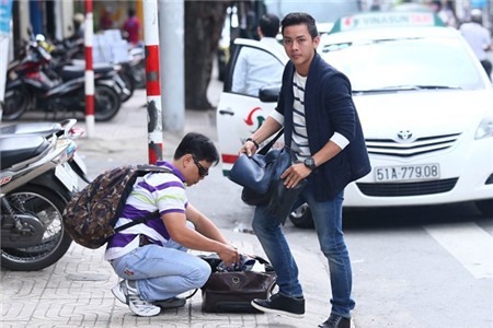 Hoài Lâm vô tư bung vali lấy đồ giữa phố Sài Gòn