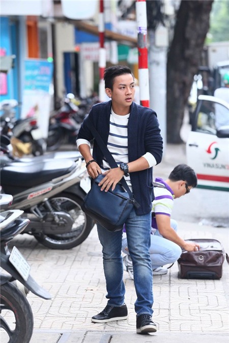 Hoài Lâm vô tư bung vali lấy đồ giữa phố Sài Gòn