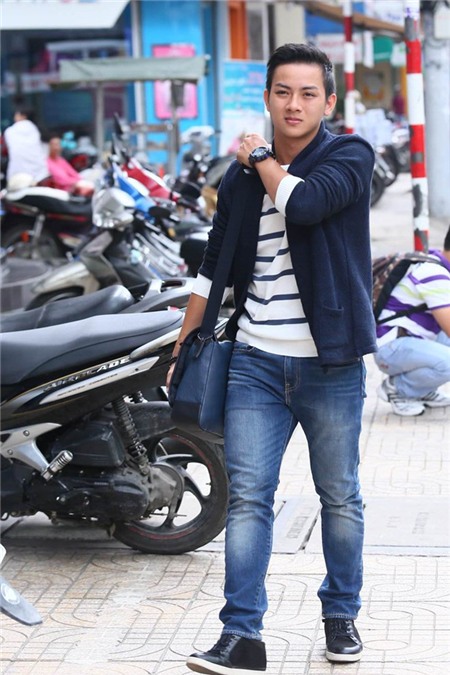 Hoài Lâm vô tư bung vali lấy đồ giữa phố Sài Gòn