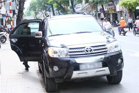 Hoài Lâm vô tư bung vali lấy đồ giữa phố Sài Gòn