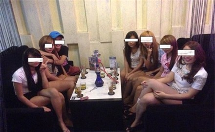 Giới trẻ thích thú với hút shisha.