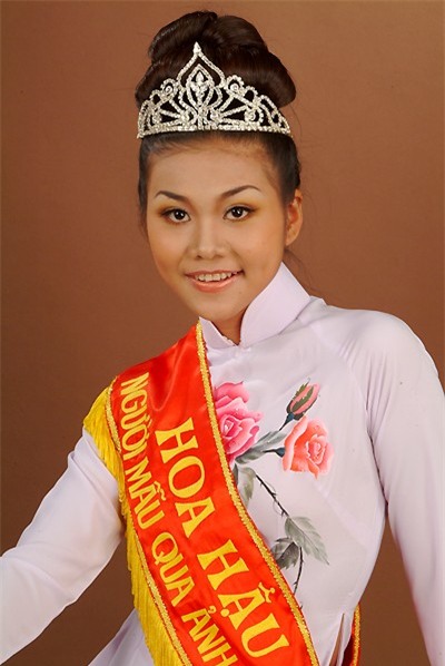 Thanh Hằng khi mới Hoa hậu Phụ Nữ Việt Nam qua ảnh.