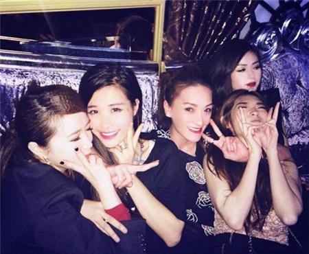 Đông Nhi thân thiết cùng Bảo Thy.