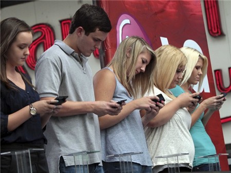 Nghiện smartphone được coi là một hội chứng nguy hiểm. Ảnh AP.