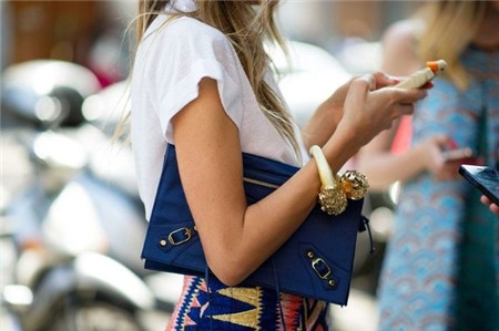 Túi hay Clutch - Đeo gì tới công sở mới là