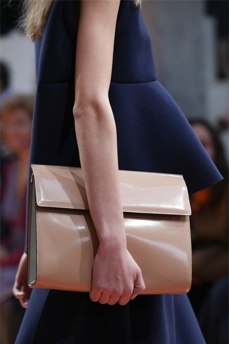 Túi hay Clutch - Đeo gì tới công sở mới là 