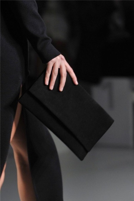 Túi hay Clutch - Đeo gì tới công sở mới là