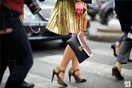 Túi hay Clutch - Đeo gì tới công sở mới là