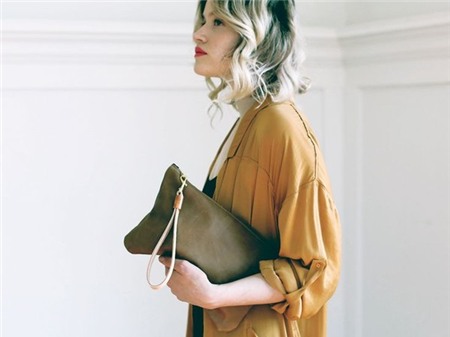 Túi hay Clutch - Đeo gì tới công sở mới là 