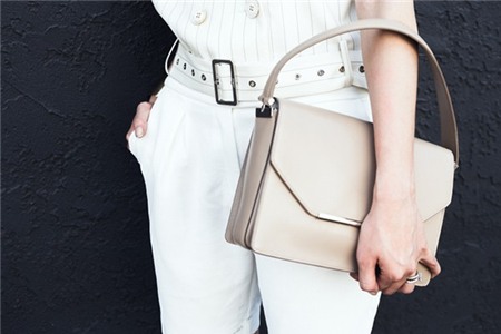 Túi hay Clutch - Đeo gì tới công sở mới là