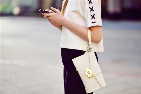 Túi hay Clutch - Đeo gì tới công sở mới là