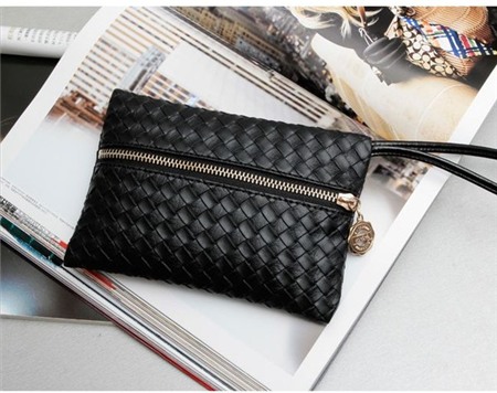 Túi hay Clutch - Đeo gì tới công sở mới là