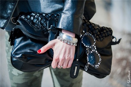 Túi hay Clutch - Đeo gì tới công sở mới là