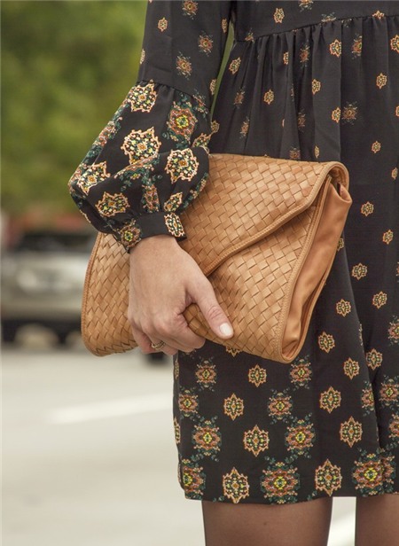 Túi hay Clutch - Đeo gì tới công sở mới là