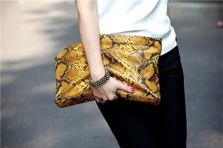 Túi hay Clutch - Đeo gì tới công sở mới là 