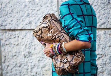 Túi hay Clutch - Đeo gì tới công sở mới là