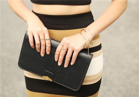 Túi hay Clutch - Đeo gì tới công sở mới là 