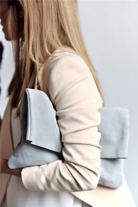 Túi hay Clutch - Đeo gì tới công sở mới là
