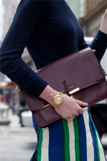 Túi hay Clutch - Đeo gì tới công sở mới là 