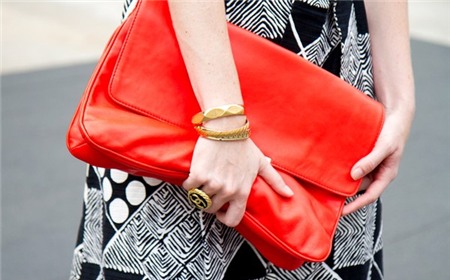 Túi hay Clutch - Đeo gì tới công sở mới là