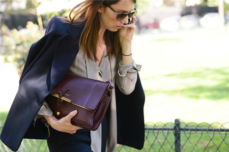 Túi hay Clutch - Đeo gì tới công sở mới là