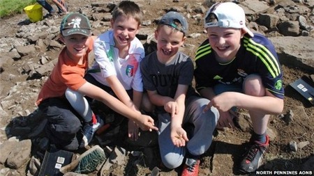 Bốn cậu bé phát hiện chiếc kẹp tóc bằng vàng hiếm thấy