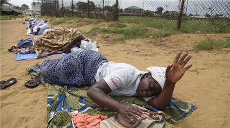 Những phụ nữ ở Liberia nằm trên mặt đất để cầu thượng đế ngăn chặn dịch Ebola