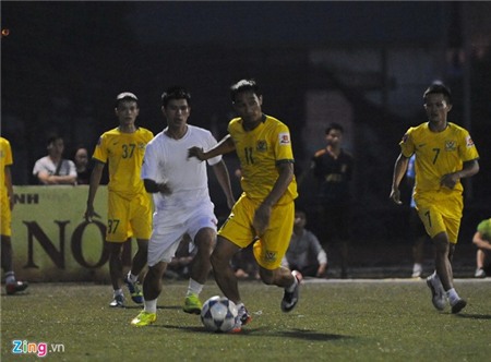 Cầu thủ ĐTQG tới xem ca sĩ Tuấn Hưng ghi bàn ở giải phủi