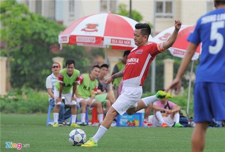 Cầu thủ ĐTQG tới xem ca sĩ Tuấn Hưng ghi bàn ở giải phủi