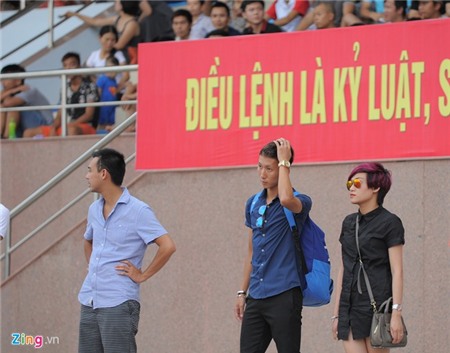 Cầu thủ ĐTQG tới xem ca sĩ Tuấn Hưng ghi bàn ở giải phủi