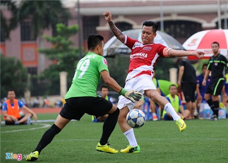 Cầu thủ ĐTQG tới xem ca sĩ Tuấn Hưng ghi bàn ở giải phủi