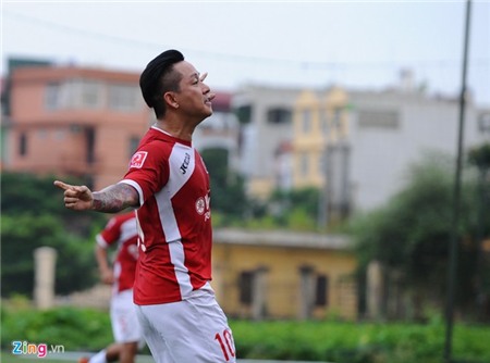 Cầu thủ ĐTQG tới xem ca sĩ Tuấn Hưng ghi bàn ở giải phủi