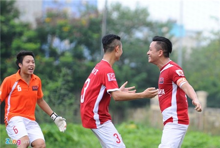 Cầu thủ ĐTQG tới xem ca sĩ Tuấn Hưng ghi bàn ở giải phủi