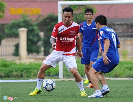 Cầu thủ ĐTQG tới xem ca sĩ Tuấn Hưng ghi bàn ở giải phủi