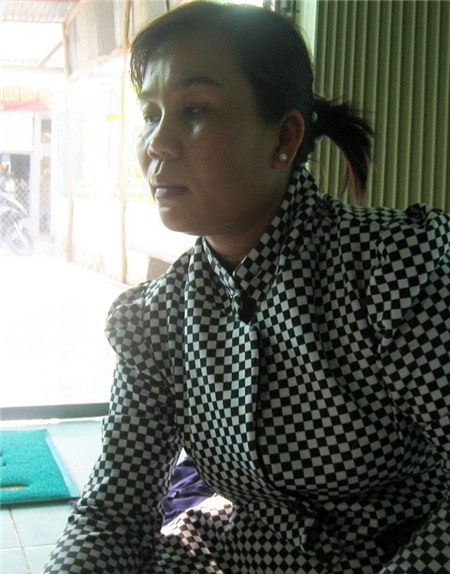 Chiều muộn 3/9, bà Thoa cho biết bị con trai đuổi ra khỏi nhà, bà tạm bỏ nghề chèo đò, thuê nhà trọ gần cảng cá Cà Mau với giá 700.000 đồng/tháng.