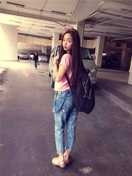 Cách mix đồ trẻ trung của Minh Hằng với jeans