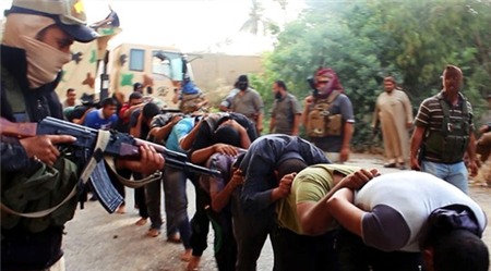 IS hành quyết binh sĩ Iraq hồi giữa tháng 6. Ảnh: AP