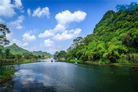 Say đắm cảnh đẹp mùa thu trên dòng suối Yến - 2