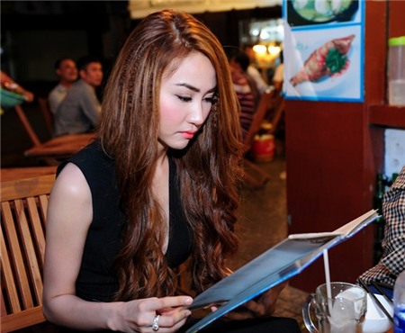 Ngân Khánh đi ăn khuya sau khi ra mắt phim khỏa thân