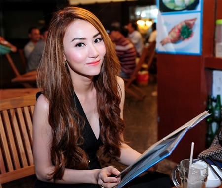 Ngân Khánh đi ăn khuya sau khi ra mắt phim khỏa thân