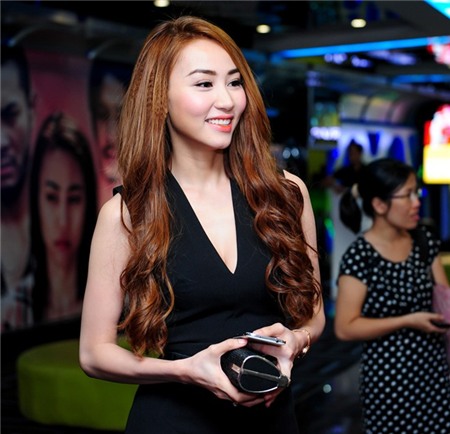 Ngân Khánh đi ăn khuya sau khi ra mắt phim khỏa thân