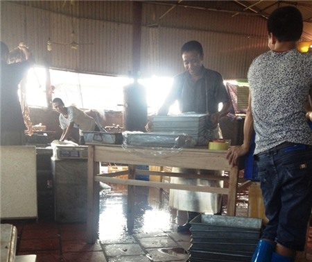 Cận cảnh sản xuất nội tạng lợn cực bẩn trong cơ sở Đông Loan.