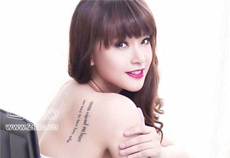 Hình ảnh ngoan hiền, yểu điệu thực nữ trước đây của Hải Băng được thay đổi hoàn  toàn sau khi chia tay với Tiến Dũng. Mới đây, khán giả đã rất bất ngờ khi  được mục sở thị hình ảnh bán nude nổi loạn và cá tính cùng hình  xăm sau lưng đầy bí ẩn của nữ ca sĩ này