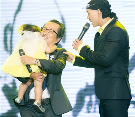 Phan Đinh Tùng lần đầu khoe con gái