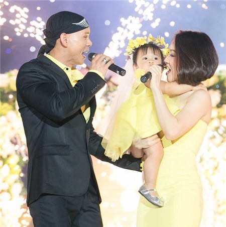 Phan Đinh Tùng lần đầu khoe con gái