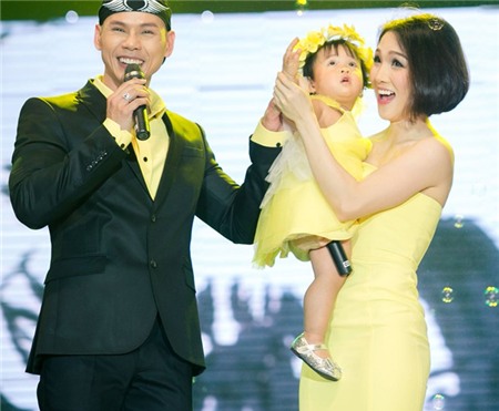 Phan Đinh Tùng lần đầu khoe con gái